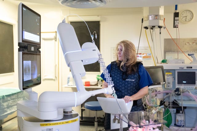 Thoracic surgeon Stephanie Fraser demonstrates the new technology at Guy’s and St Thomas’ Hospital