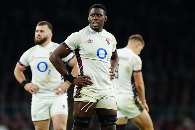 England’s Maro Itoje (centre) stands dejected during the Autumn international against South Africa