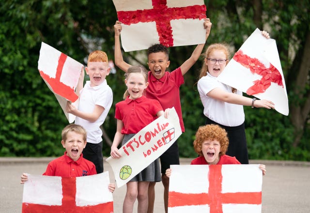 Pupils of Whingate Primary School, Leeds, support Phillips who went to the school himself