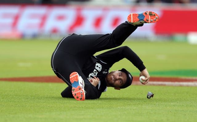 Kane Williamson clings on to dismiss Hardik Pandya