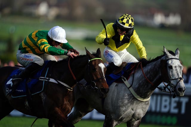 Elixir De Nutz (far side) battles back to beat Jonbon