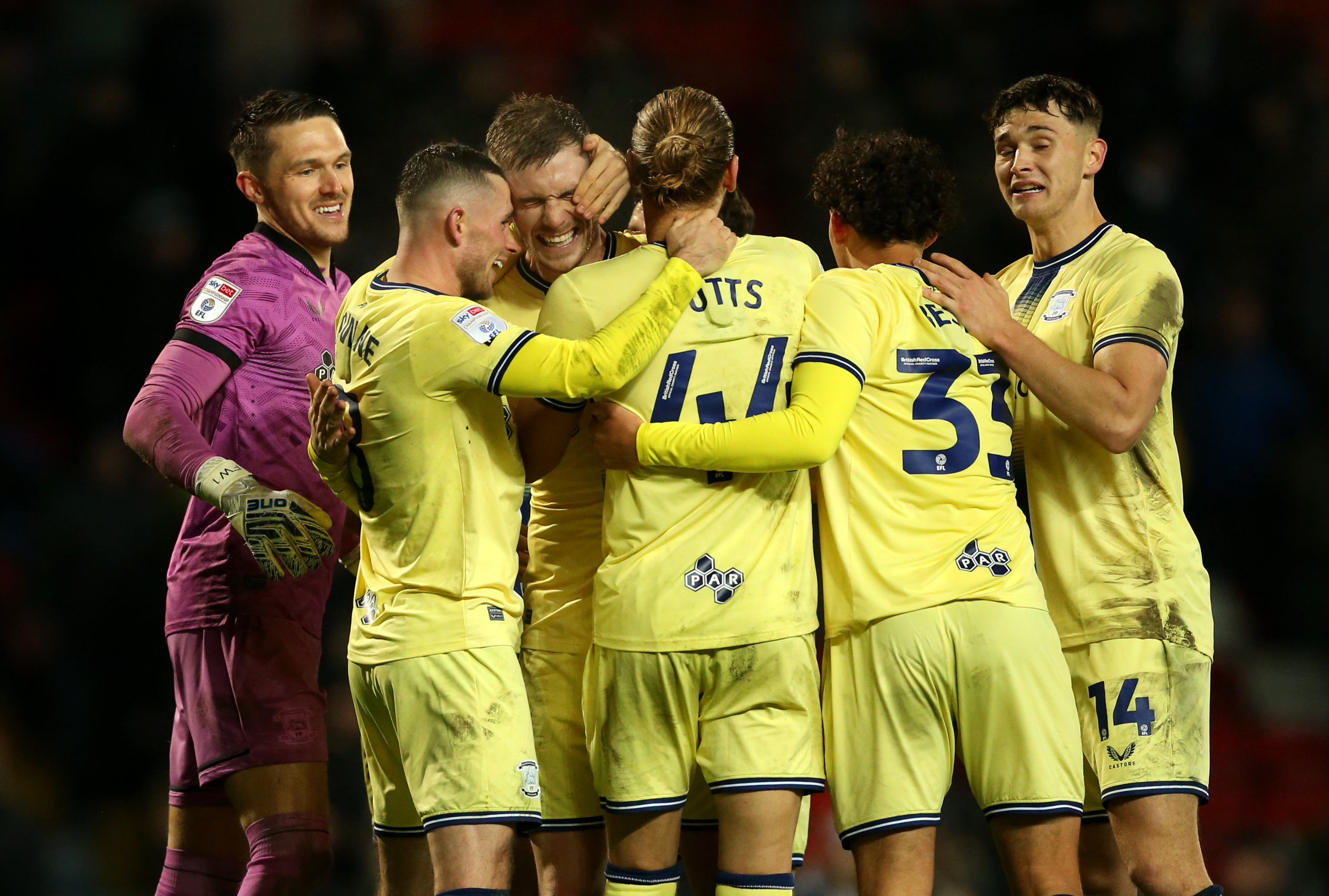 利亚姆·林赛在埃伍德公园为普雷斯顿赢得德比战利品