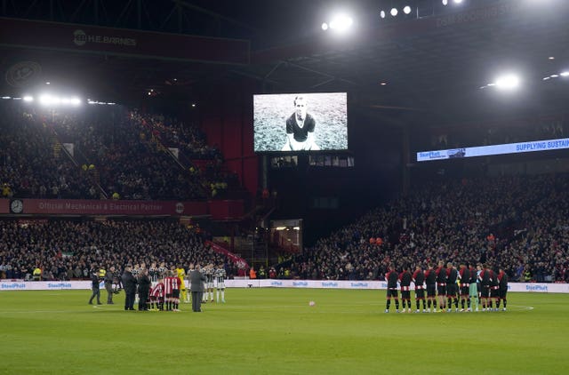 Players from both sides paid tribute to Sir Bobby Charlton ahead of kick-off