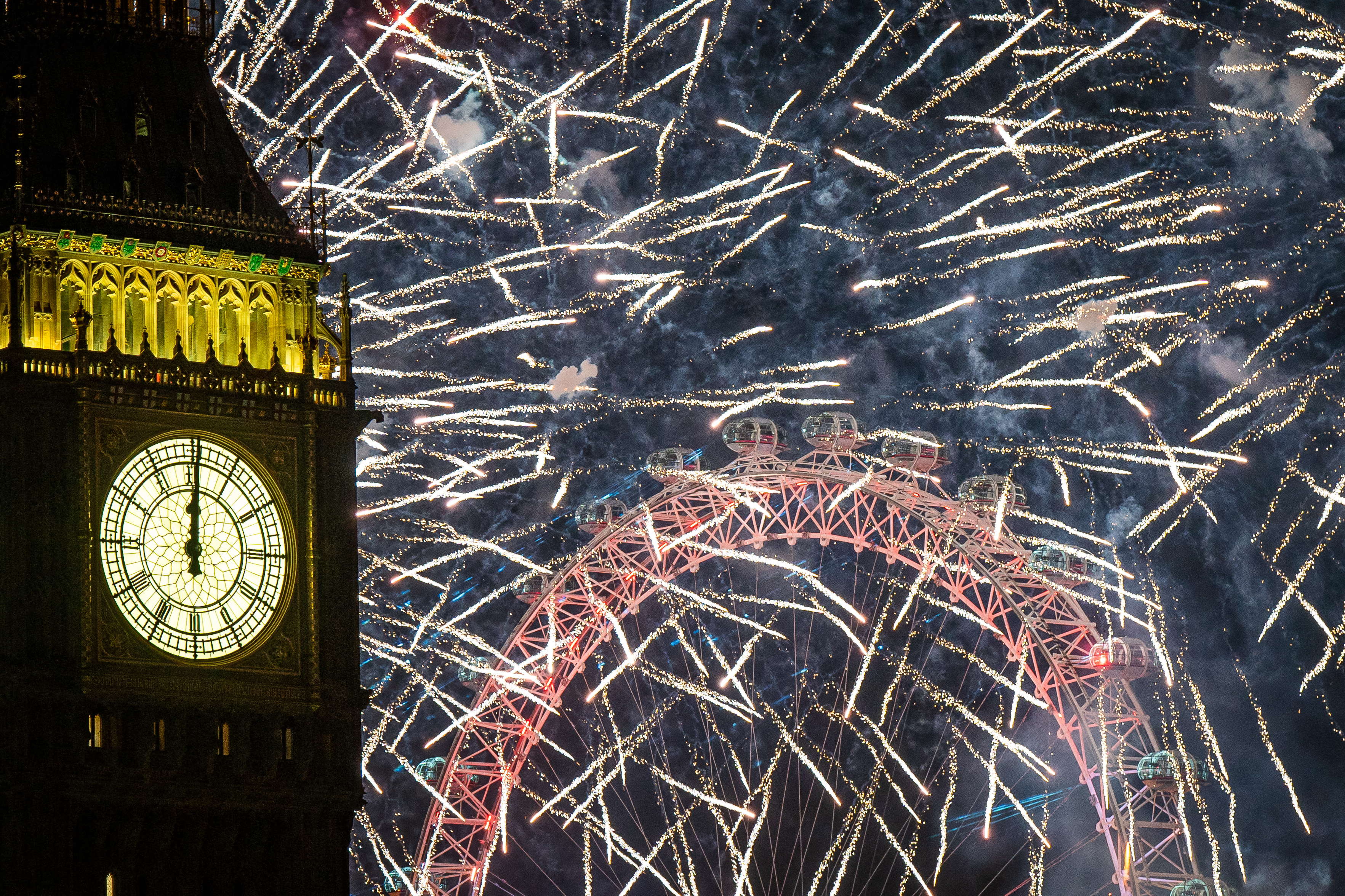 In Pictures Revellers Welcome 2024 Across The UK Hereford Times   2.74976729 