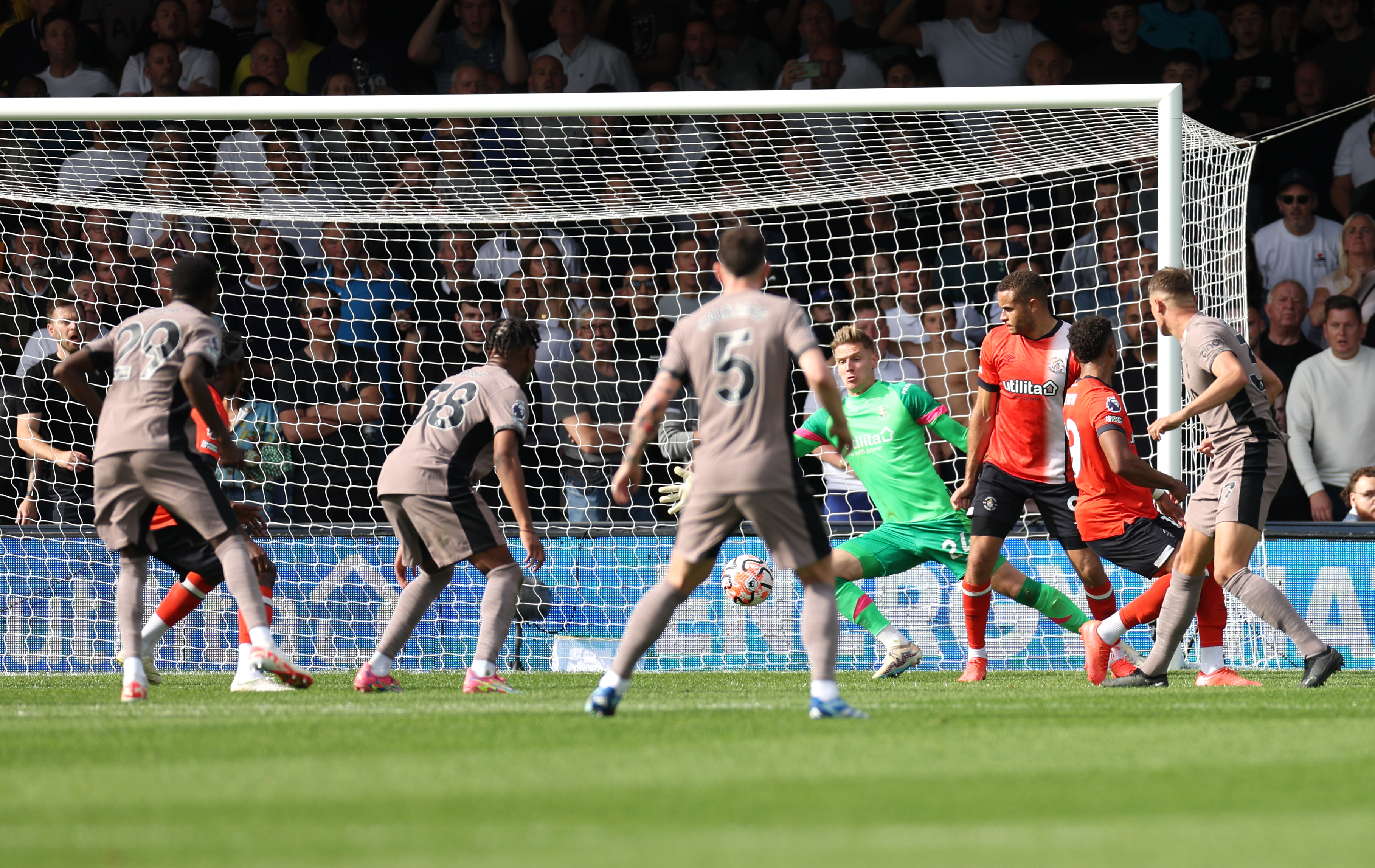 英超-卢顿0-1热刺：范德文进球，热刺10人登顶