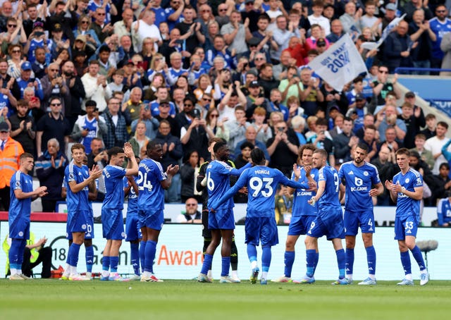 Jamie Vardy is given a guard of honour by the Leicester players as he leaves the pitch