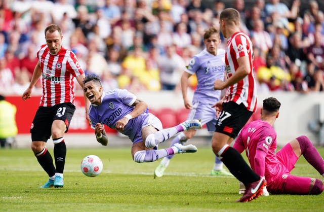 Raphinha wins a penalty for Leeds