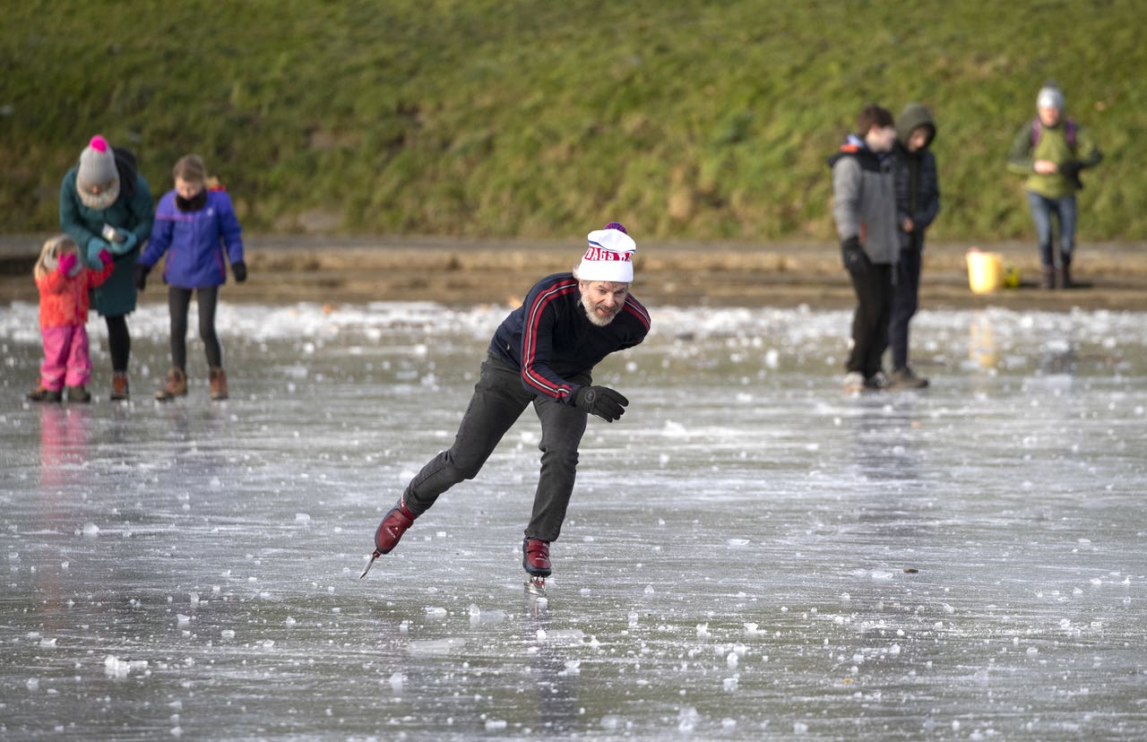 In Pictures Mush! Scots get their skates on Guernsey Press