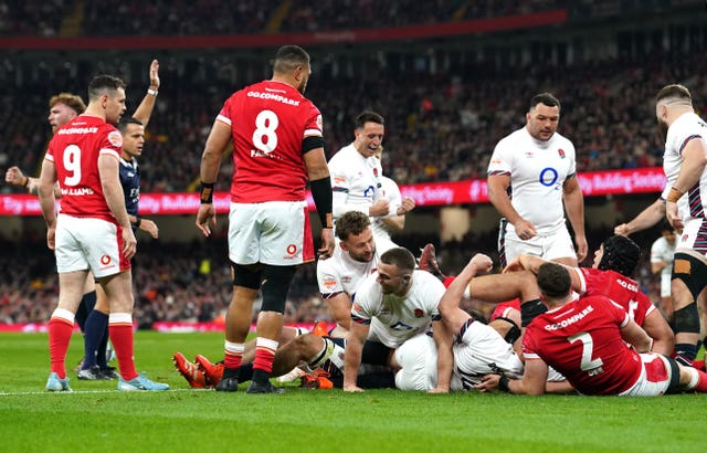 Maro Itoje scores a try