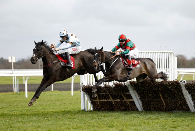 Saint Anapolino (left) on his way to victory