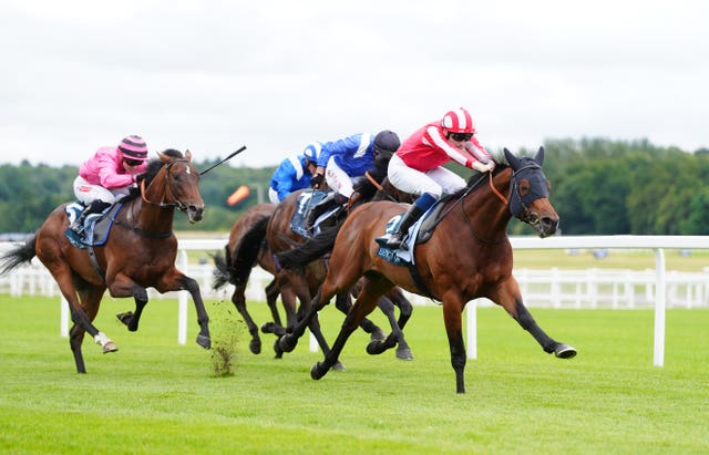 Phantom Flight scoring at Newbury 