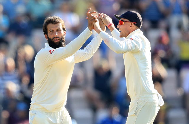 Joe Root, right, and Moeen Ali