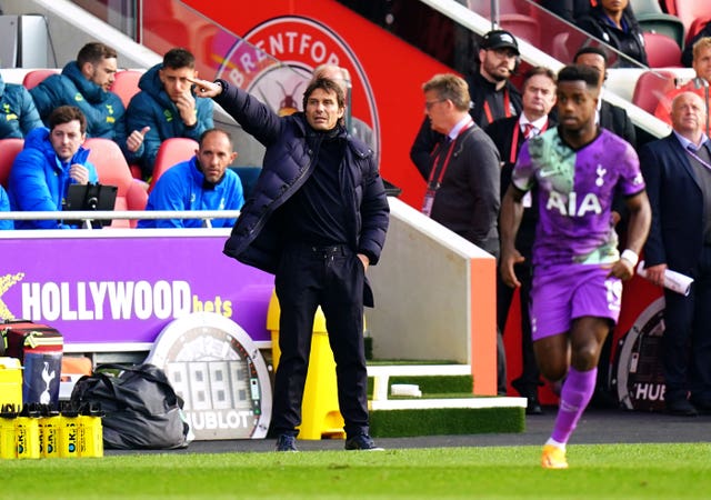 Antonio Conte, left, gives instructions to his Tottenham team