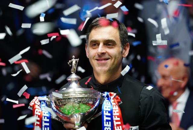 Ronnie O’Sullivan celebrates with the trophy after winning the World Championship in 2022