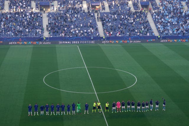 Chelsea and Manchester City players line up before the game 