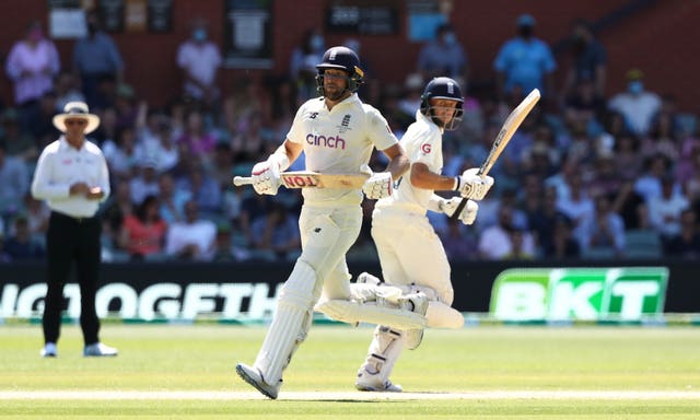 England’s Dawid Malan, left, and Joe Root 