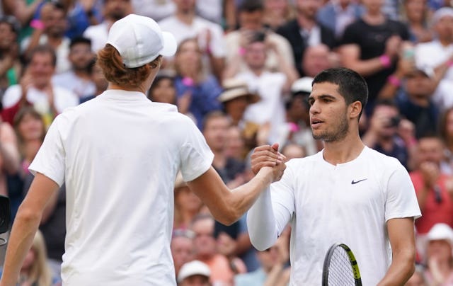 Jannik Sinner (left) shakes hands with Carlos Alcaraz in 2022