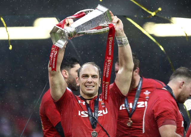 Alun Wyn Jones lifts the Six Nations trophy in 2019