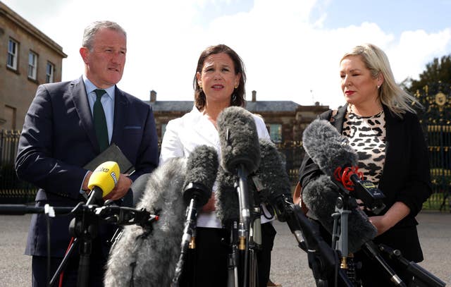 Mary Lou McDonald (centre) with Conor Murphy (left) and Michelle O’Neill