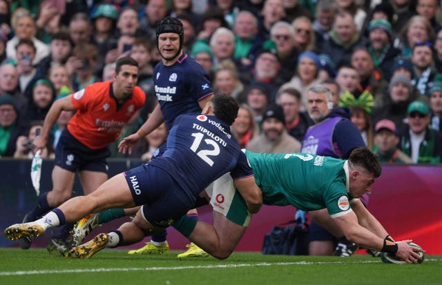 Dan Sheehan goes over from a maul