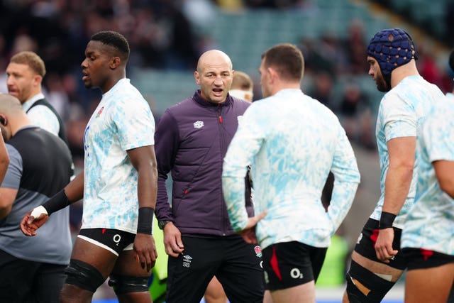 England head coach Steve Borthwick speaks to his players ahead of the match against New Zealand