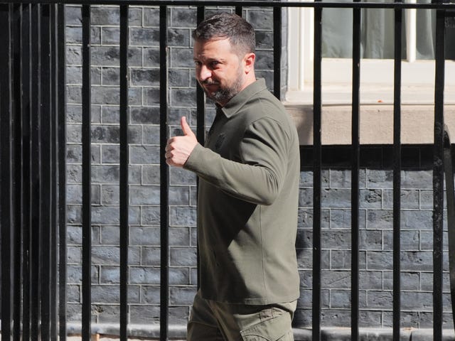 Volodymyr Zelensky giving a thumbs up outside No 10