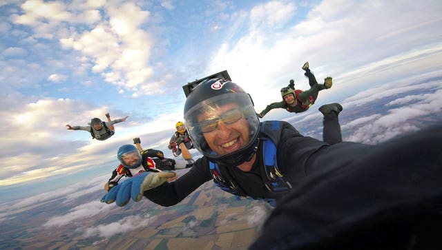 Experienced skydiver dies