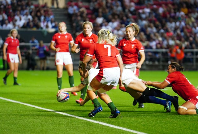 Emily Scarratt reaches over to score a try for England 