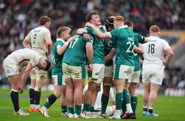 Ireland stormed Twickenham 42-21 to reignite their own title challenge