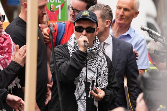 Liam Og O hAnnaidh speaking to supporters