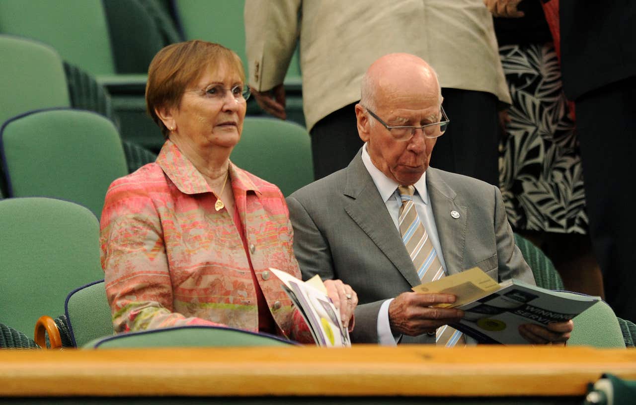 Manchester United and England great Sir Bobby Charlton dies aged 86 ...