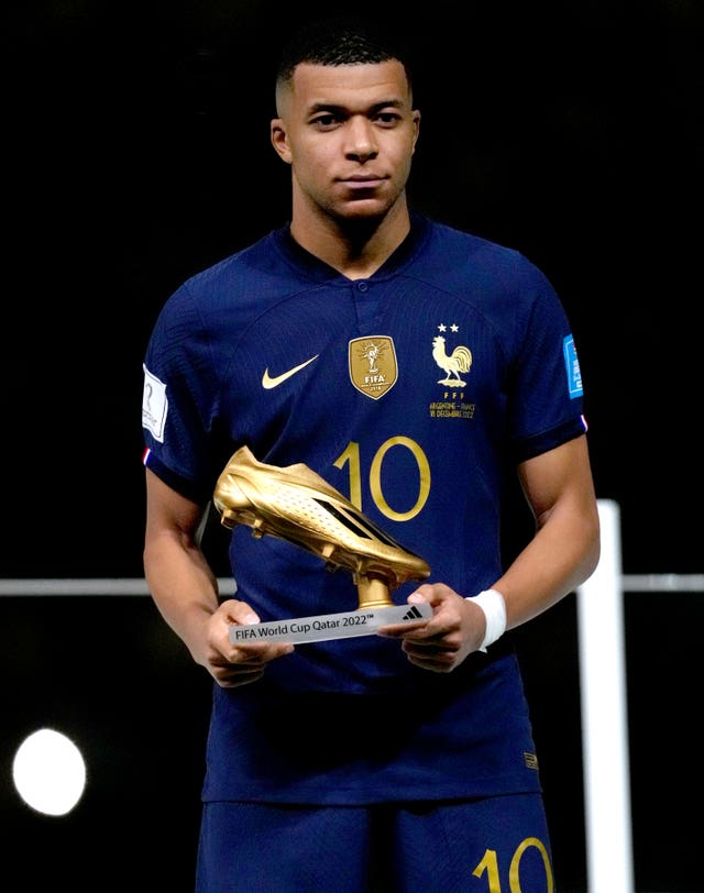 Kyilan Mbappe with the 2022 World Cup Golden Boot trophy