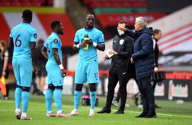 Mourinho speaks to Serge Aurier and Moussa Sissoko during a break in play