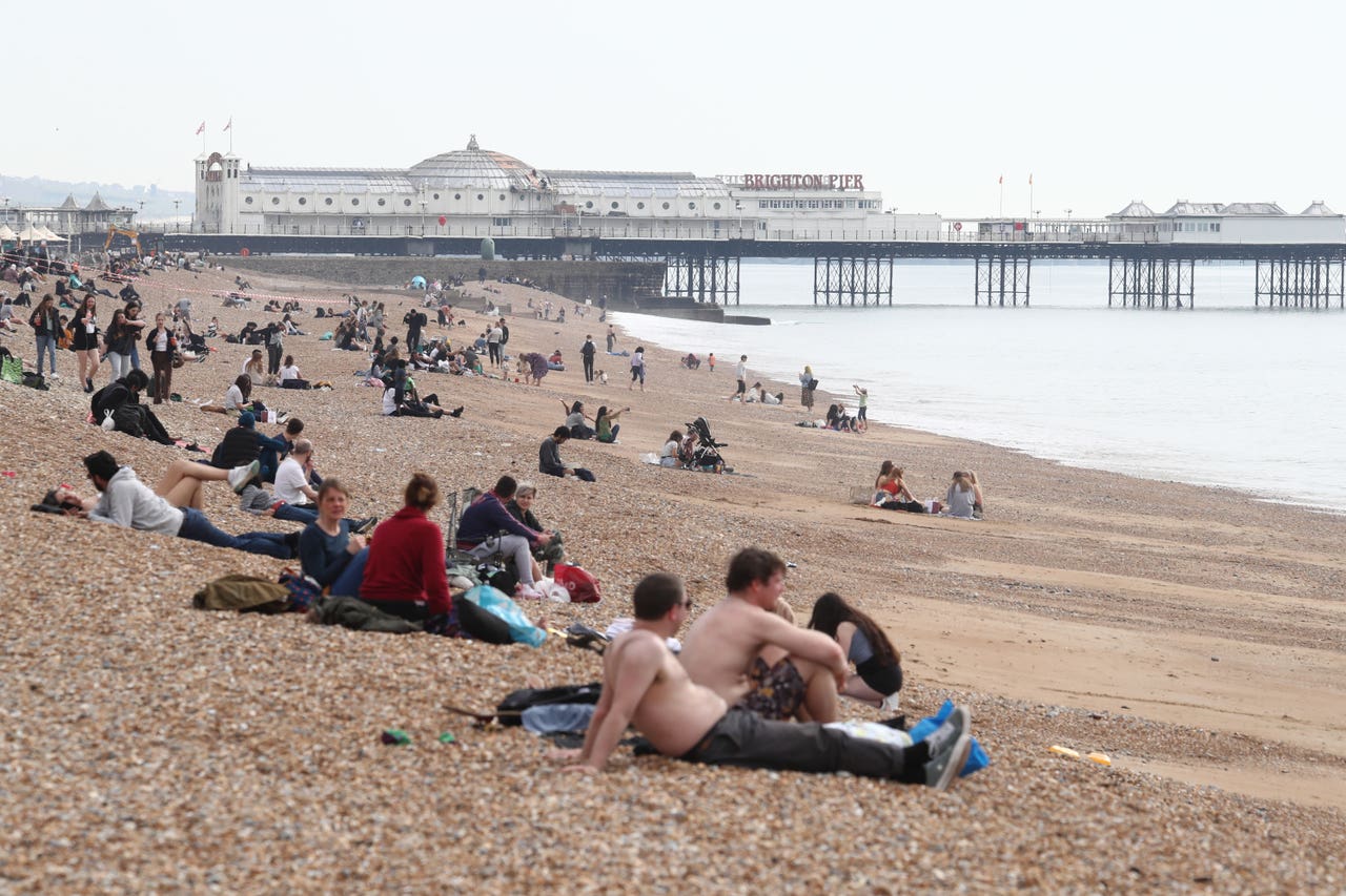 На брайтоне хорошая погода. Англичанки на пляже. Brighton Beach ВК. Брайтон Бич в майнкрафт.