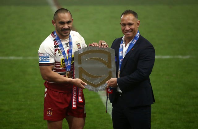Wigan coach Adrian Lam (right) and Thomas Leuluai pose with the League Leaders Shield 