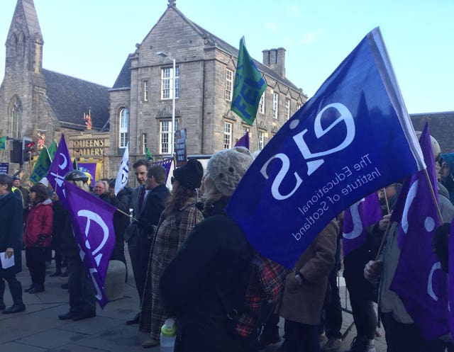 College lecturers strike
