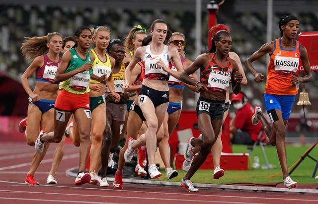 Laura Muir kicks on over the last 200m to claim silver