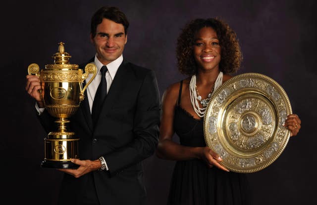 Federer poses alongside women's singles champion Serena Williams after landing Wimbledon title number six in 2009