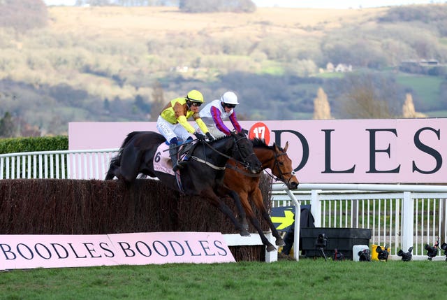 Galopin Des Champs (left) jumps the last upsides Bravemansgame 