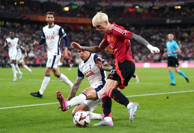 Tottenham Hotspur’s Pedro Porro and Manchester United’s Alejandro Garnacho battle for the ball 