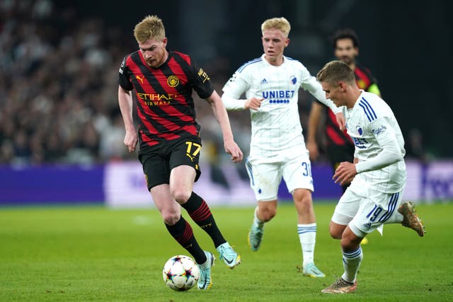 Manchester City’s Kevin De Bruyne (left) and FC Copenhagen’s Elias Jelert (right) battle for the ball
