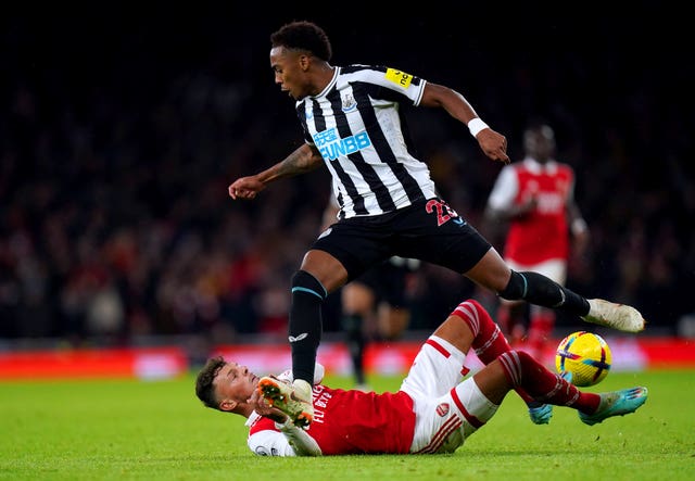 Joe Willock and Ben White battle for the ball