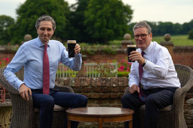 Simon Harris and Sir Keir Starmer enjoy a pint of Guinness at Chequers