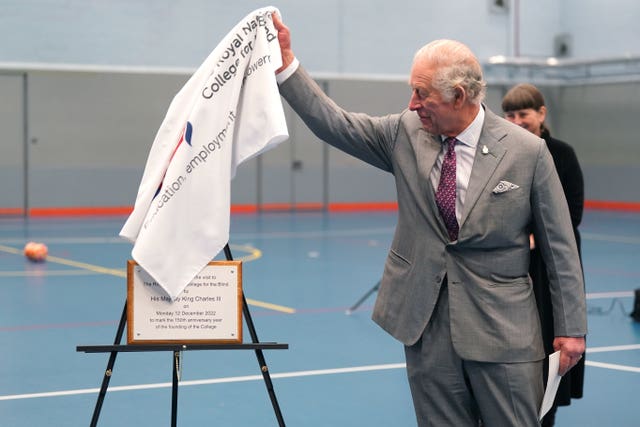 Charles unveils a plaque 