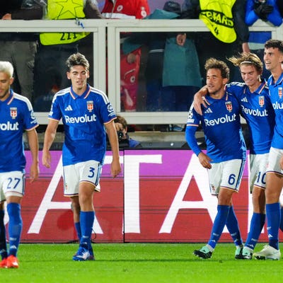 Nico Paz at the double as minnows Como stun Manchester United