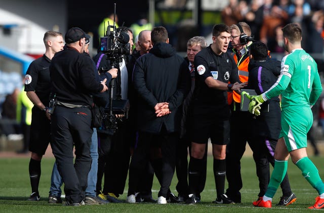 Tottenham Hotspur manager Mauricio Pochettino (centre) and his staff speak to referee Mike Dean