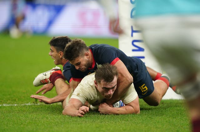 Theo Dan scores a try in England's win over Argentina 