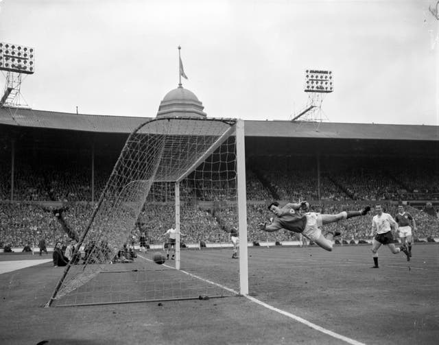 After moving from Chesterfield to Leicester, Gordon Banks made a name for himself in the run to the 1961 FA Cup final