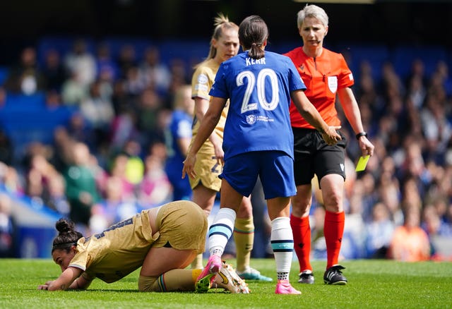 More problems for the Lionesses! Barcelona and England right-back Lucy  Bronze forced off with suspected knee injury against Chelsea