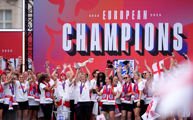 England captain Leah Williamson and team-mates celebrate with the trophy